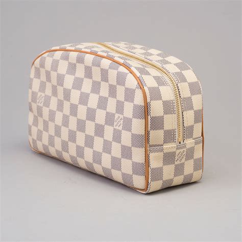 louis vuitton bathroom bag